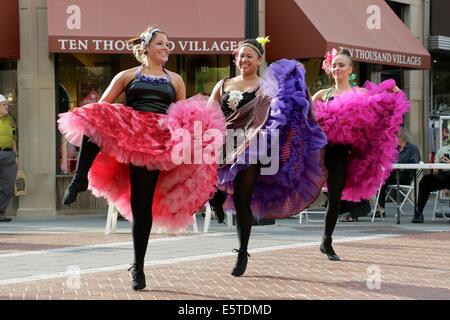 Oak Park, Illinois, USA. 5e août 2014. Pouvez pouvez danseurs apporte un goût de France à Marion Street pendant l'Art dans la rue festival dans cette banlieue de Chicago. Credit : Todd Bannor/Alamy Live News Banque D'Images