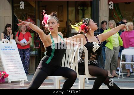 Oak Park, Illinois, USA. 5e août 2014. Pouvez pouvez danseurs apporte un goût de France à Marion Street pendant l'Art dans la rue festival dans cette banlieue de Chicago. Credit : Todd Bannor/Alamy Live News Banque D'Images