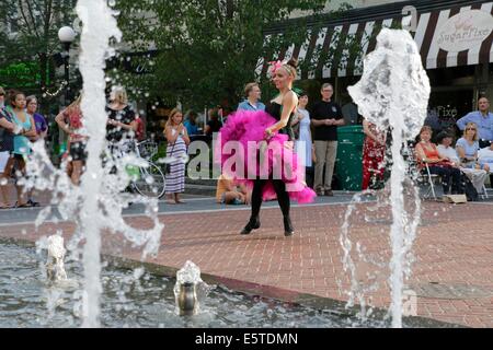 Oak Park, Illinois, USA. 5e août 2014. Pouvez pouvez danseurs apporte un goût de France à Marion Street pendant l'Art dans la rue festival dans cette banlieue de Chicago. Credit : Todd Bannor/Alamy Live News Banque D'Images