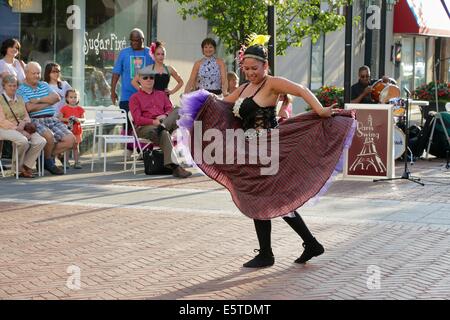 Oak Park, Illinois, USA. 5e août 2014. Pouvez pouvez danseurs apporte un goût de France à Marion Street pendant l'Art dans la rue festival dans cette banlieue de Chicago. Credit : Todd Bannor/Alamy Live News Banque D'Images