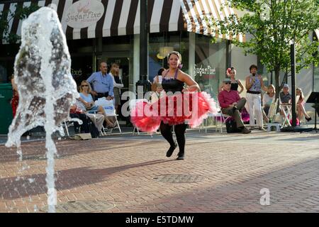 Oak Park, Illinois, USA. 5e août 2014. Pouvez pouvez danseurs apporte un goût de France à Marion Street pendant l'Art dans la rue festival dans cette banlieue de Chicago. Credit : Todd Bannor/Alamy Live News Banque D'Images