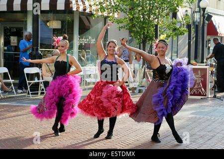 Oak Park, Illinois, USA. 5e août 2014. Pouvez pouvez danseurs apporte un goût de France à Marion Street pendant l'Art dans la rue festival dans cette banlieue de Chicago. Credit : Todd Bannor/Alamy Live News Banque D'Images