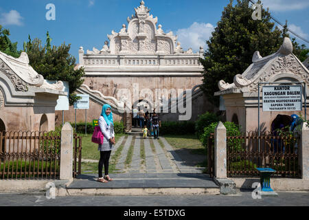 Yogyakarta, Java, Indonésie. Porte de l'entrée du Taman Sari, le château d'eau, milieu du 18ème. Siècle. Banque D'Images