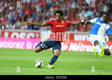 Lille, France. Ronde des qualifications de la Ligue des Champions. Lille contre les sauterelles de Zurich. Ryan Mendes (Lille) Nathan Sinkala pousses passé (Grasshopper Zurich) : Action de Crédit Plus Sport Images/Alamy Live News Banque D'Images