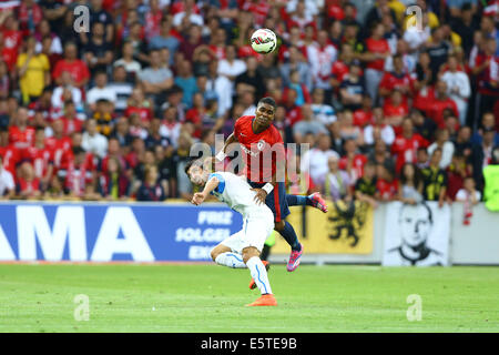 Lille, France. Ronde des qualifications de la Ligue des Champions. Lille contre les sauterelles de Zurich. Munas Dabbur (Grasshopper Zurich) et Franck Beria (Lille) : Action de Crédit Plus Sport Images/Alamy Live News Banque D'Images