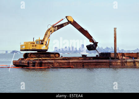 Baie de San Francisco, Mill Valley, Californie, États-Unis. 5e août, 2014. Le dragage du canal entre la baie de San Francisco et la baie Richardson Strawberry commence après l'approbation de l'obligation de 500 000 $. Credit : Bob Kreisel/Alamy Live News Banque D'Images