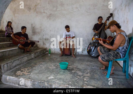 Yogyakarta, Java, Indonésie. Des musiciens de rue (Pengamen), Palais d'eau complexes. Banque D'Images