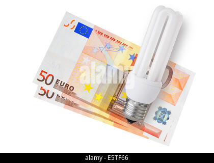 Ampoule à économie d'énergie sur l'introduction des billets sur fond blanc Banque D'Images