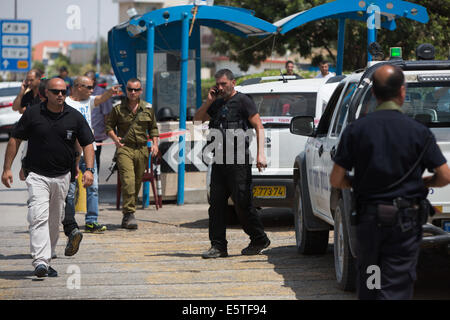 Jérusalem. 5e août, 2014. Le personnel de sauvetage et de la police israéliennes travaillent à la scène où un garde de sécurité israéliennes travaillant au poste de contrôle de l'entrée de la colonie juive de Ma'ale Adumim, près de Jérusalem, a été poignardé par un attaquant qui s'enfuit dans un village arabe voisin sur le 5 août 2014. La garde était dans un état moyen et a été traité à l'hôpital Hadassah-Mount Scopus à Jérusalem. Source : Xinhua/JINI/Alamy Live News Banque D'Images