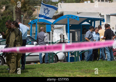 Jérusalem. 5e août, 2014. Le personnel de sauvetage et de la police israéliennes travaillent à la scène où un garde de sécurité israéliennes travaillant au poste de contrôle de l'entrée de la colonie juive de Ma'ale Adumim, près de Jérusalem, a été poignardé par un attaquant qui s'enfuit dans un village arabe voisin sur le 5 août 2014. La garde était dans un état moyen et a été traité à l'hôpital Hadassah-Mount Scopus à Jérusalem. Source : Xinhua/JINI/Alamy Live News Banque D'Images