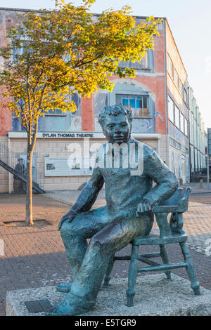 Le Pays de Galles, Swansea, Glamorgan, Dylan Thomas Statue Banque D'Images