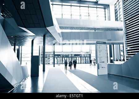 Les visiteurs du congrès dans le hall d'accueil, portail Maison, intérieur, parc des expositions Messe Frankfurt, Frankfurt am Main, Hesse, Allemagne Banque D'Images
