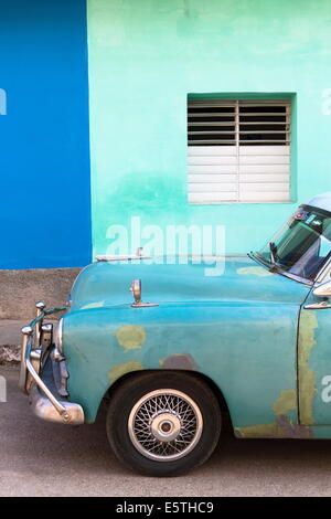 American Vintage voiture devant le vert et bleu de murs d'un bâtiment colonial, Trinidad, Sancti Spiritus, Cuba, Caraïbes Banque D'Images