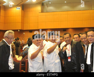 Jakarta, Indonésie. 6e août, 2014. Prabowo Subianto candidat à l'élection présidentielle indonésienne (3L) et son colistier Hatta Rajasa (2L) assister à la première séance d'essai pour l'élection au cas des différends de la Cour constitutionnelle à Jakarta, Indonésie, le 6 août 2014. Le candidat présidentiel perdant Prabowo Subianto allégations de fraude dans l'élection. Ti'Kuncahya Crédit : B./Xinhua/Alamy Live News Banque D'Images