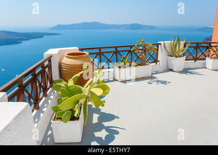 Terrasse avec vue sur la mer. Fira, Santorini, Grèce Banque D'Images