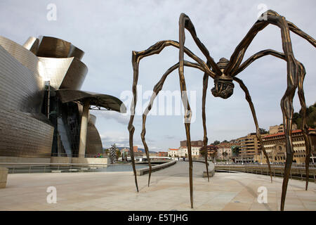 La sculpture Maman par Louis Bourgeois au Musée Guggenheim d'Art Contemporain, Bilbao, Espagne Banque D'Images