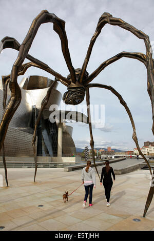 La sculpture Maman par Louis Bourgeois au Musée Guggenheim d'Art Contemporain, Bilbao, Espagne Banque D'Images