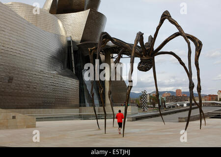 La sculpture Maman par Louis Bourgeois au Musée Guggenheim d'Art Contemporain, Bilbao, Espagne Banque D'Images