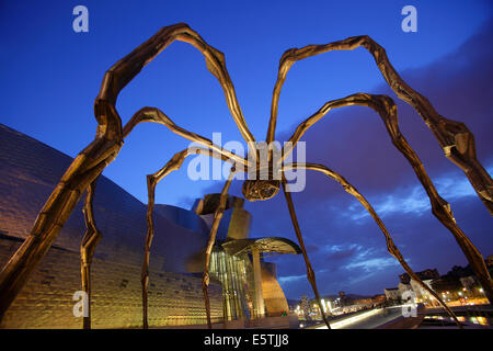 La sculpture Maman par Louis Bourgeois au Musée Guggenheim d'Art Contemporain, Bilbao, Espagne Banque D'Images