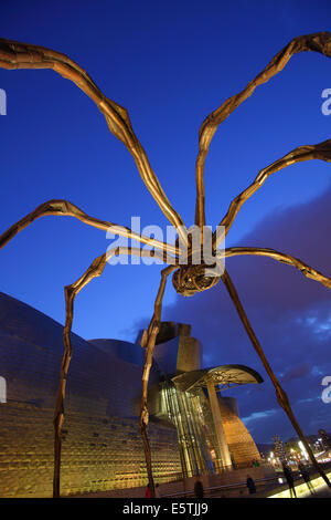 La sculpture Maman par Louis Bourgeois au Musée Guggenheim d'Art Contemporain, Bilbao, Espagne Banque D'Images