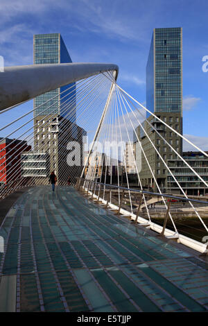 La passerelle Zubizuri (pont blanc), également appelé le Campo Volantin, pont de la rivière Nervion, à Bilbao, Espagne Banque D'Images