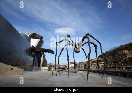 La sculpture Maman par Louis Bourgeois au Musée Guggenheim d'Art Contemporain, Bilbao, Espagne Banque D'Images