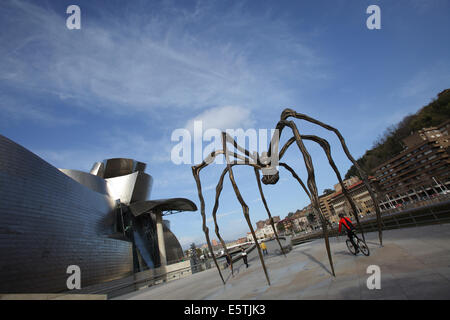 La sculpture Maman par Louis Bourgeois au Musée Guggenheim d'Art Contemporain, Bilbao, Espagne Banque D'Images