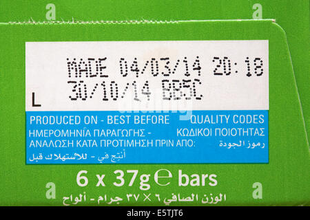 Faites 04/03/14 30/10/14 produits sur les meilleures codes qualité Avant 6 x 37 g bars - informations sur boîte de Kellogs barres de céréales Nutri-Grain Banque D'Images