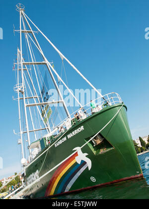 PULA, CROATIE - Juillet 23, 2014 : le navire de Greenpeace Rainbow Warrior 'III' au port de Pula. Banque D'Images