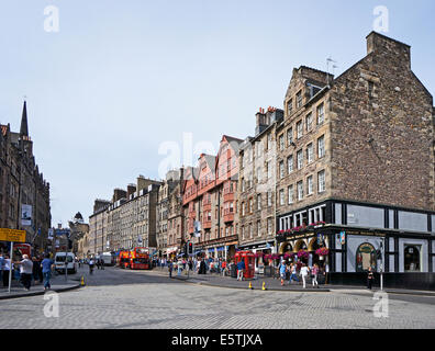Vue vers le haut dans le Lawnmarket Royal Mile Edinburgh Scotland avec magasins et pubs Banque D'Images