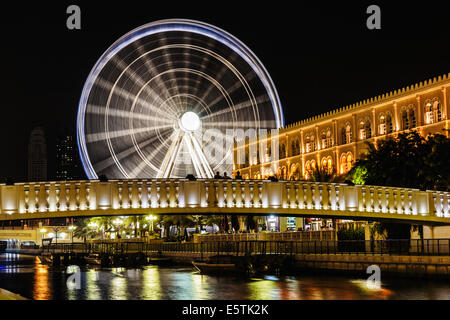 SHARJAH, ÉMIRATS ARABES UNIS - le 29 octobre : grande roue à Al Qasba. Sharjah - troisième plus grande et plus peuplée en Émirats Arabes Unis, sur Banque D'Images