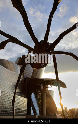 La sculpture Maman par Louis Bourgeois au Musée Guggenheim d'Art Contemporain, Bilbao, Espagne Banque D'Images