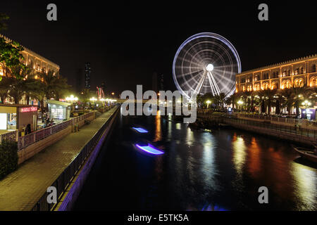 SHARJAH, ÉMIRATS ARABES UNIS - le 29 octobre : grande roue à Al Qasba. Sharjah - troisième plus grande et plus peuplée en Émirats Arabes Unis, sur Banque D'Images