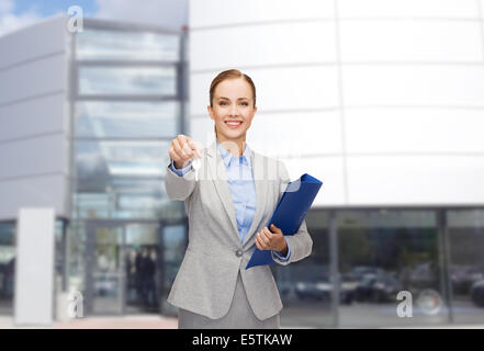 Smiling businesswoman with folder et clés Banque D'Images