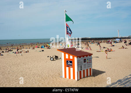 Un beau jour d'été apporte beaucoup de visiteurs à la plage principale à Ostende Belgique Banque D'Images