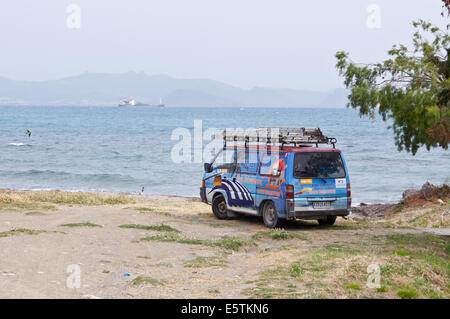 Un entrepreneur illustré van garé sur une plage, Kos, Grèce Banque D'Images