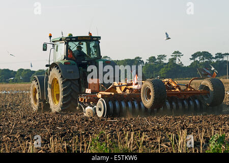 Les terres agricoles sont cultivées avec des disques Banque D'Images