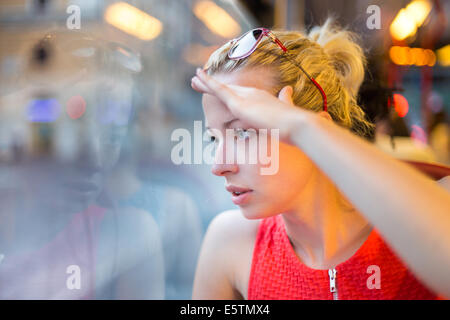 Femme regardant par la fenêtre du tramway. Banque D'Images