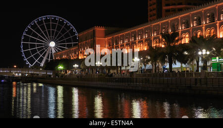 SHARJAH, ÉMIRATS ARABES UNIS - le 29 octobre : grande roue à Al Qasba. Sharjah - troisième plus grande et plus peuplée en Émirats Arabes Unis Banque D'Images