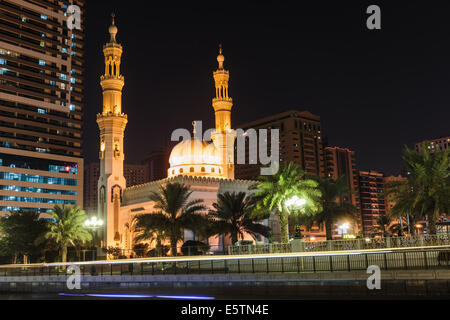 Vue de nuit de la mosquée à Sharjah, Emirats Arabes Unis Banque D'Images