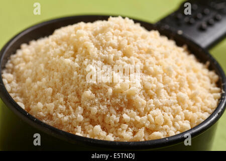 Une demi-tasse de fromage Parmesan, râpé Banque D'Images