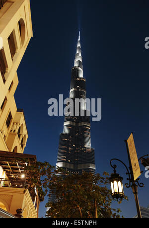 Dubaï, Émirats arabes unis - 31 OCTOBRE : vue de la nuit de Burj Khalifa le 31 octobre 2013 à Dubaï, AUX ÉMIRATS ARABES UNIS. Burj Khalifa est en ce moment le plus grand bui Banque D'Images