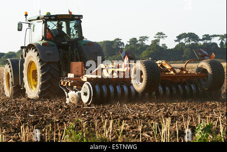 Les terres agricoles sont cultivées avec des disques Banque D'Images