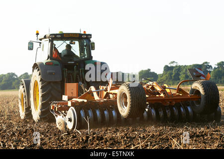 Les terres agricoles sont cultivées avec des disques Banque D'Images