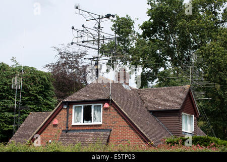 Antenne radio excessive sur le toit d'une maison privée, Telegraph Road, quatre points, Hampshire, England, UK. Banque D'Images