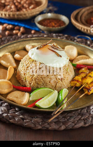 Nasi Goreng. Riz frit à l'indonésienne satay. Banque D'Images