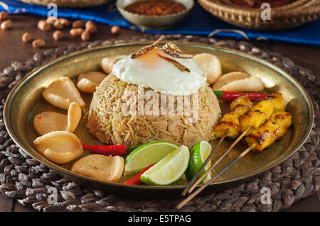 Nasi Goreng. Riz frit à l'indonésienne satay. Banque D'Images