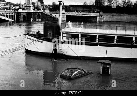 AJAXNETPHOTO.PARIS, FRANCE.LA SEINE EN CRUE.PHOTO:JONATHAN EASTLAND/AJAX REF:5862 1 013103 Banque D'Images