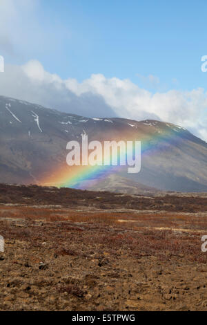 Arc-en-ciel colorés s'étendant à travers le paysage dans le sud-ouest de l'Islande Banque D'Images