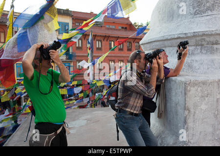 Le stupa bouddhiste tibétain de Boudhanath domine la ville de Katmandou. L'ancien Stupa est l'un des plus grands du monde. Banque D'Images